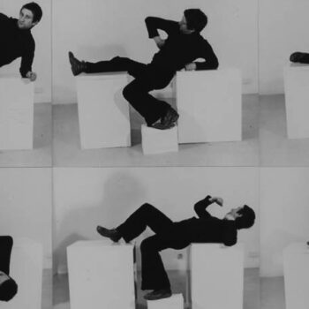 Imagem: "Pose Work for Plinths", performance de Bruce McLean, em 1971 (imagem: Tate/Divulgação).